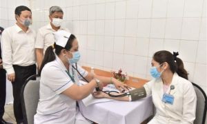 Nữ hộ sinh được tiêm vaccine COVID-19 ở Hà Nội: 'Tôi rất vui và hạnh phúc'