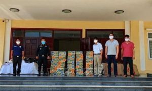 Tặng quà, phân phát hàng cứu trợ cho người Việt khó khăn ở Campuchia
