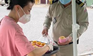 Cô gái Việt làm bánh, trà tặng cảnh sát ở tâm dịch Campuchia