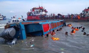 20 khách dồn một bên để chụp ảnh, thuyền lật, 7 người chết đuối