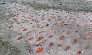 Ấn Độ: Thi thể chôn vùi trong cát dọc sông Hằng nhiều chưa từng có