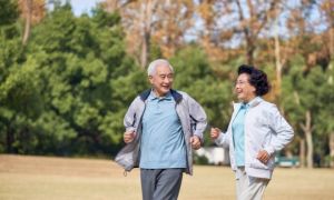 Những người có tuổi thọ ngắn thường có 3 đặc điểm này khi đi bộ, sau 45 tuổi...