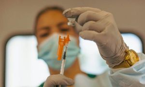 Vaccine của Pfizer và Moderna có thể bảo vệ con người cả đời?