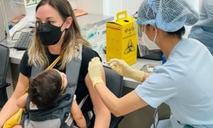 Pháp triển khai chích vắc-xin ngừa COVID-19 cho công dân sống tại Việt Nam