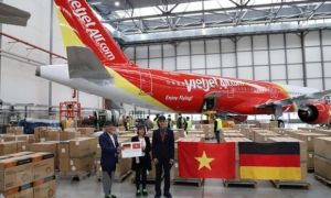 Đại sứ quán Việt Nam tại Đức tiếp nhận 10 tấn hàng viện trợ Việt Nam chống...