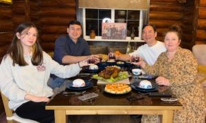 Văn Lâm chia tay gia đình ở Nga để sang Nhật