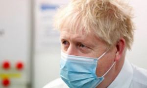 Thủ tướng Anh tức tối nhóm bài vaccine
