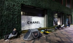 Xếp hàng 14 tiếng giữa mùa đông để mua túi Chanel