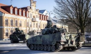 Giữa căng thẳng Nga-Ukraine, dân quốc gia Bắc Âu tỉnh dậy thấy xe tăng lăn bánh