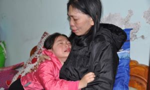 Nước mắt giàn giụa, bé 6 tuổi xin mọi người cứu mẹ ung thư