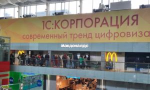 Dân Nga xếp hàng dài ở những tiệm McDonald's cuối cùng