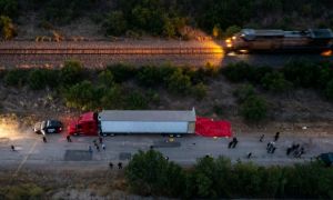 Những người di cư sống sót còn lại trên xe container Mỹ ‘rất nóng’