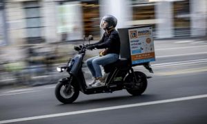 Paris áp dụng phí đậu xe 'cắt cổ', người đi xe máy động cơ xăng bức xúc