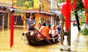 Kiếm tiền triệu mỗi ngày nhờ chở khách tham quan phố cổ mùa ngập lụt