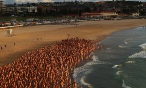 Hàng nghìn người chụp ảnh khỏa thân tập thể trên bãi biển Australia