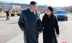 Con gái ông Kim Jong Un tươi cười bên cha trong chuyến thị sát