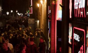 Phố đèn đỏ Amsterdam chống 'quy hoạch mại dâm'