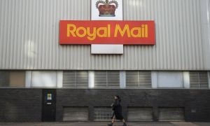 Công ty bưu chính Anh xin lỗi vì trò đùa tăng lương