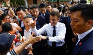 Người Trung Quốc chào đón Tổng thống Pháp như ngôi sao