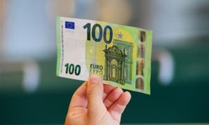 Người dân châu Âu rút hàng tỷ tiền tiết kiệm từ ngân hàng