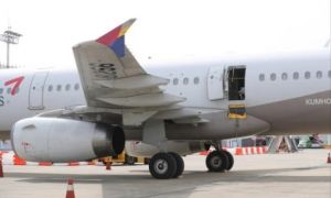 Asiana Airlines có hành động đầu tiên sau sự cố hành khách mở cửa máy bay ngay...
