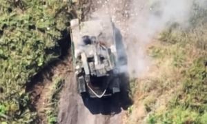UAV Ukraine tấn công xe chiến đấu 'Kẻ hủy diệt' của Nga