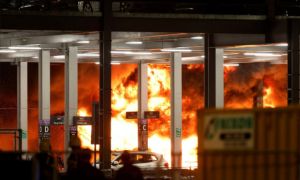 Cháy lớn ở sân bay Anh, hàng loạt xe phát nổ