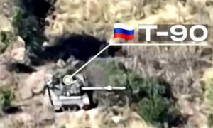 Khoảnh khắc Ukraine phóng UAV giá rẻ phá hủy siêu tăng T-90 Nga