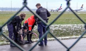 Sân bay Đức phải đóng cửa do người biểu tình đột nhập, ngồi trên đường băng