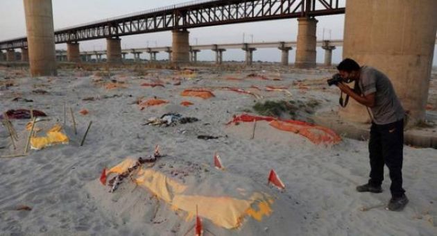 Ấn Độ: Mưa lớn quét sạch cát bề mặt, bờ sông Hằng lộ ra hàng loạt thi thể đang...