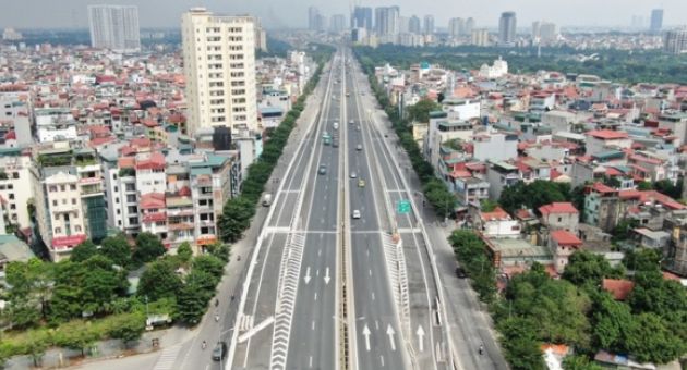 Gấp rút lắp vách chống ồn dọc tuyến đường trên cao hiện đại nhất Hà Nội