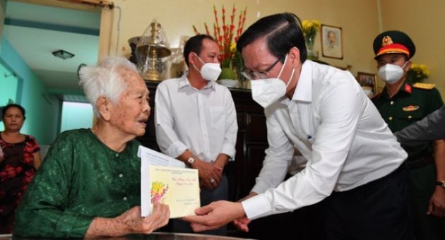 Chủ tịch UBND TP.HCM Phan Văn Mãi thăm, chúc Tết các đơn vị, hộ nghèo