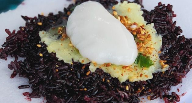 Xôi nếp than nước cốt dừa: Món ăn vặt ngọt ngào, thơm dẻo mà giá rất bình dân
