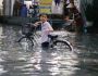 Người dân TP.HCM "không kịp trở tay" trong trận mưa lớn nhất kể từ đầu năm: Nước ngập gần lút bánh xe, tràn vào nhà