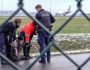 Sân bay Đức phải đóng cửa do người biểu tình đột nhập, ngồi trên đường băng