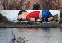 Đức: Bức graffiti khổng lồ về cái chết đầy ám ảnh của em bé Alan Kurdi