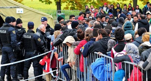 Bà Merkel trả tiền mặt để người tị nạn rời Đức