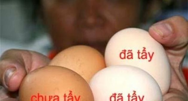 5 mẹo giúp mẹ Việt phân biệt trứng gà tẩy trắng cực chuẩn