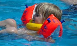Đức tiết lộ gây sốc: Phao tay tập bơi trẻ em có chứa các hóa chất gây ung thư