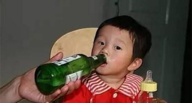Trẻ uống bia, dù chỉ là 1 ngụm nhỏ, sức khỏe cũng có thể bị tàn phá khủng khiếp