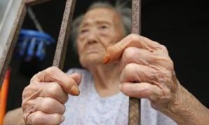 Mẹ Việt già ở Mỹ bị con nhốt cả ngày trong một căn phòng nồng nặc mùi nước tiểu