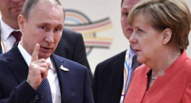 Biểu cảm của Thủ tướng Đức khi gặp Tổng thống Nga gây 
