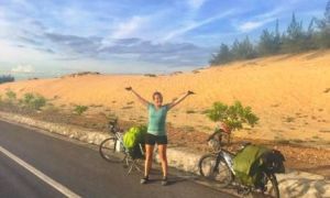 Cô gái ngoại quốc bật khóc khi mất xe đạp ở Việt Nam và hành động ấm lòng của...