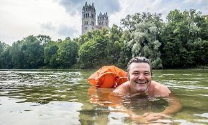 München: Qúa chán hệ thống giao thông Đức, người đàn ông bơi 2km sông đi làm...