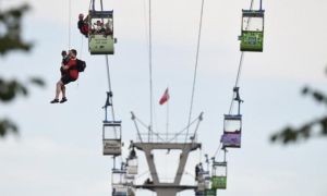Đức: Nghẹt thở cứu 100 hành khách mắc kẹt trên cáp treo ở Köln