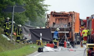 Baden-Württemberg: Xe rác 26 tấn lật đổ vào ô tô, 5 người chết, cả gia đình...
