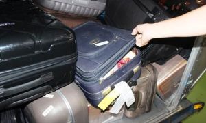 Việt Kiều bọc hành lý bằng 2 tấm thép để tránh mất đồ tại sân bay Tân Sơn Nhất