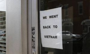 Hơn 100 dân Mỹ biểu tình vì tấm biển được cho là kỳ thị người Việt
