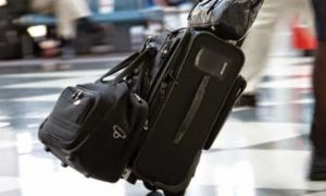 Điều tối kỵ khi đi máy bay: Chuyển giúp hành lý người khác