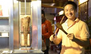 Việt kiều Đức về Việt Nam bị cười nhạo vì bán... kebab